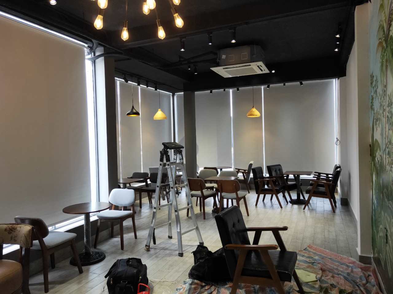 Rèm cửa Huy Hoàng nhận tư vấn, thiết kế và thi công các loại rèm phù hợp với không gian quán cafe, nhà hàng…